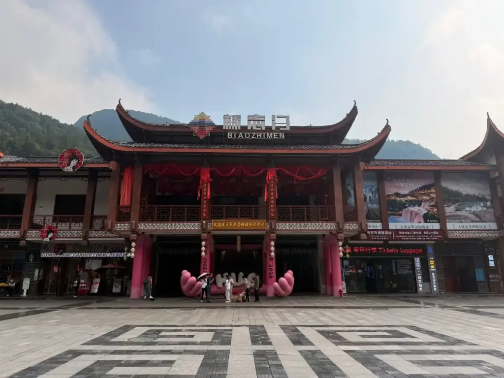 🏨 Wulingyuan vs. Zhangjiajie City Center: Where Should You Base Yourself?