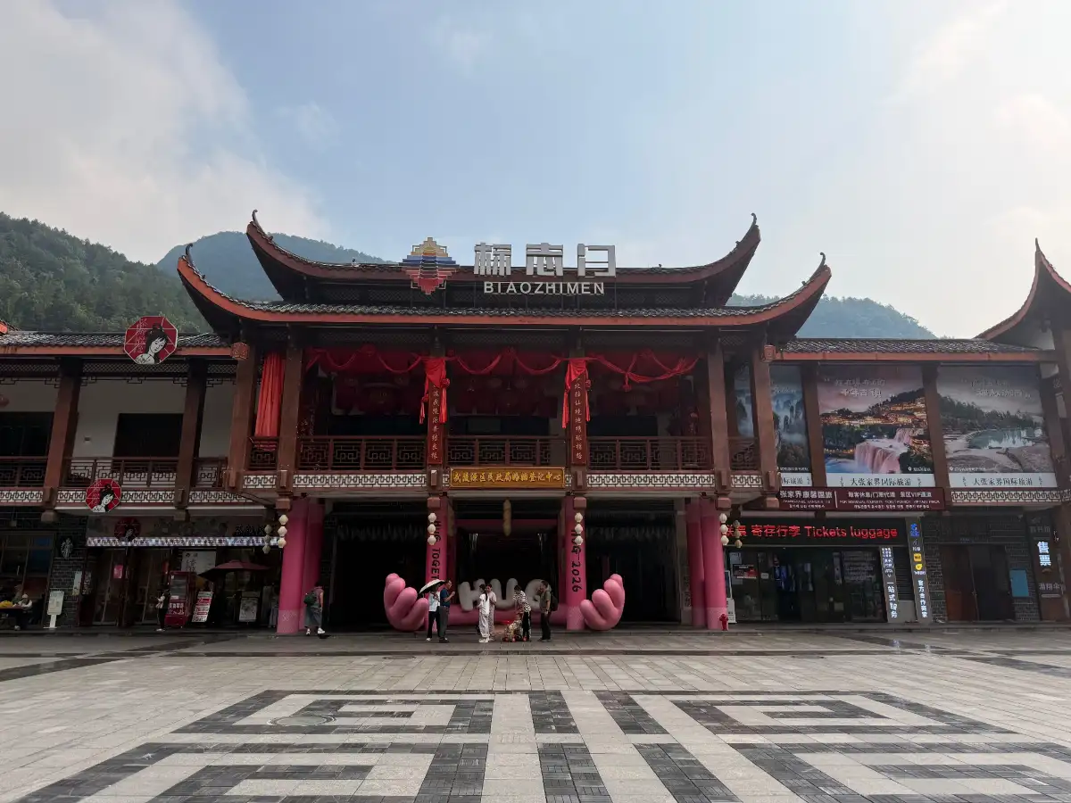 🏨 Wulingyuan vs. Zhangjiajie City Center: Where Should You Base Yourself?